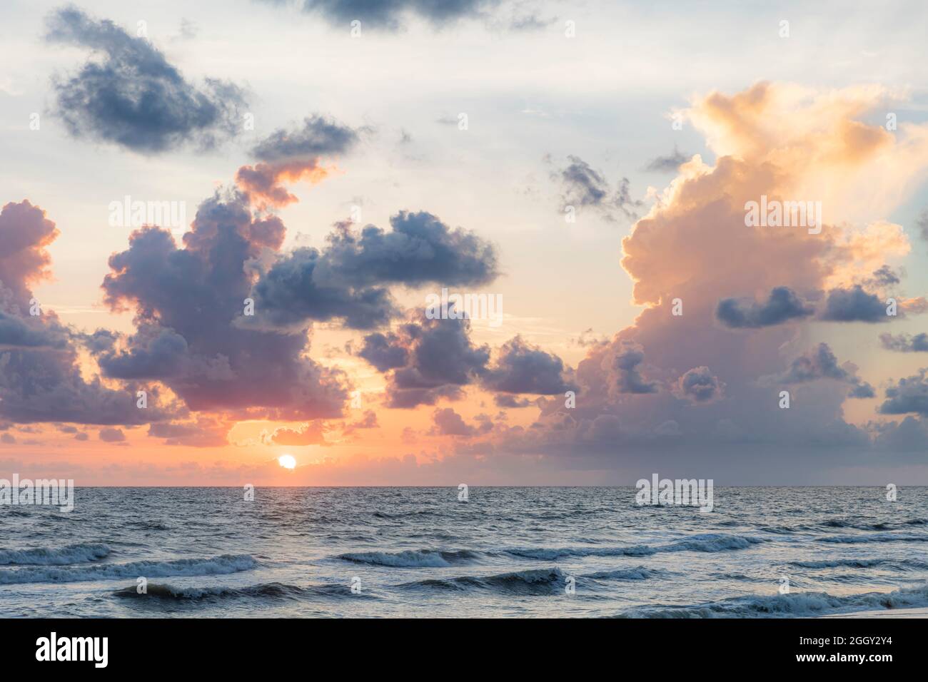 Le nuvole colorate al tramonto sul Golfo del Messico, Naples, Florida, Stati Uniti d'America Foto Stock