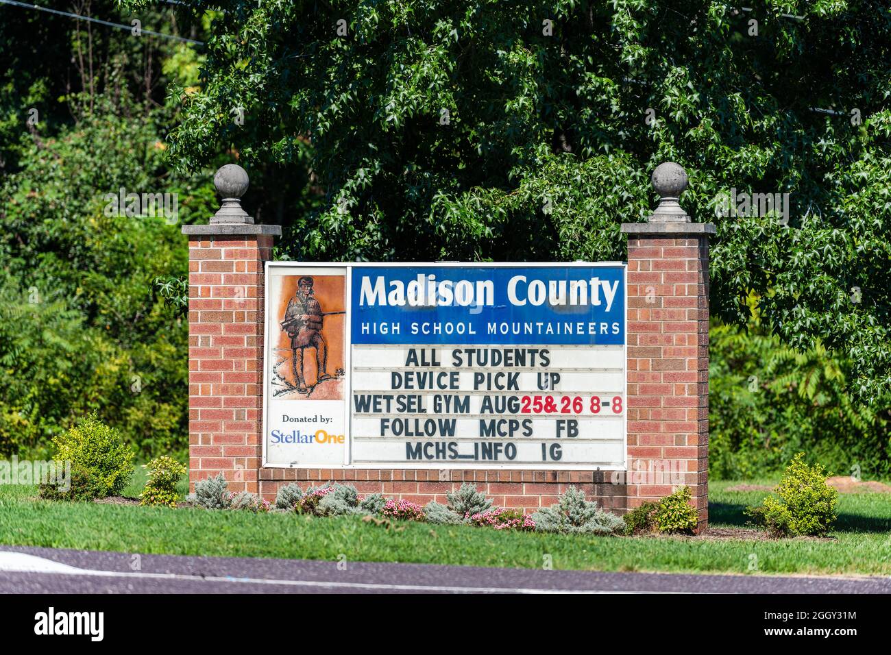 Madison, USA - 30 agosto 2020: Contea di Madison in Virginia con cartello all'ingresso della scuola superiore con testo per gli alpinisti dispositivo pick up a Foto Stock