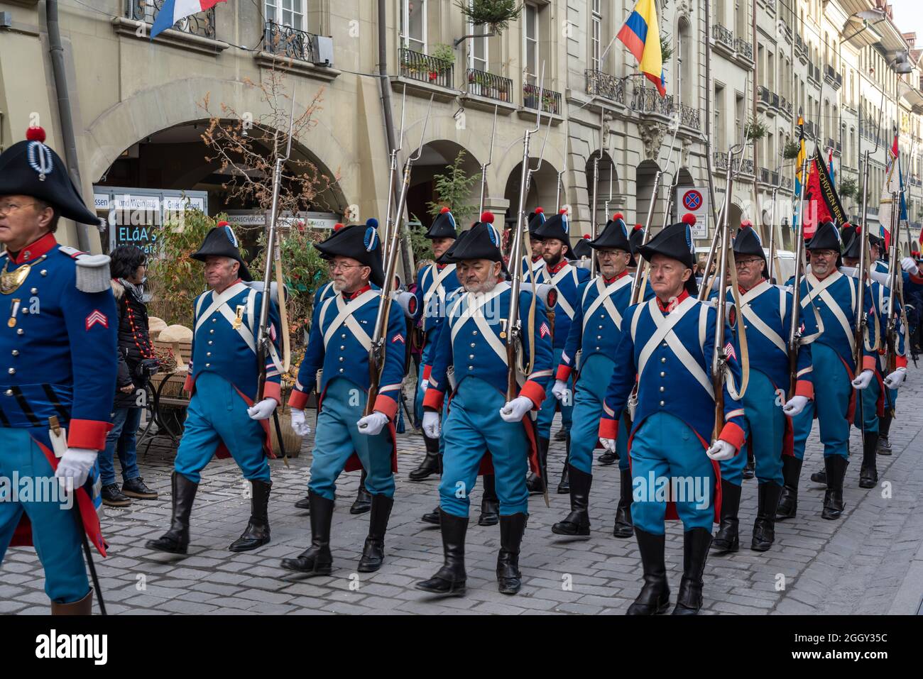 Sfilata di soldati svizzeri in costume tradizionale durante le vacanze Zibelemarit (mercato delle cipolle) - Berna, Svizzera Foto Stock