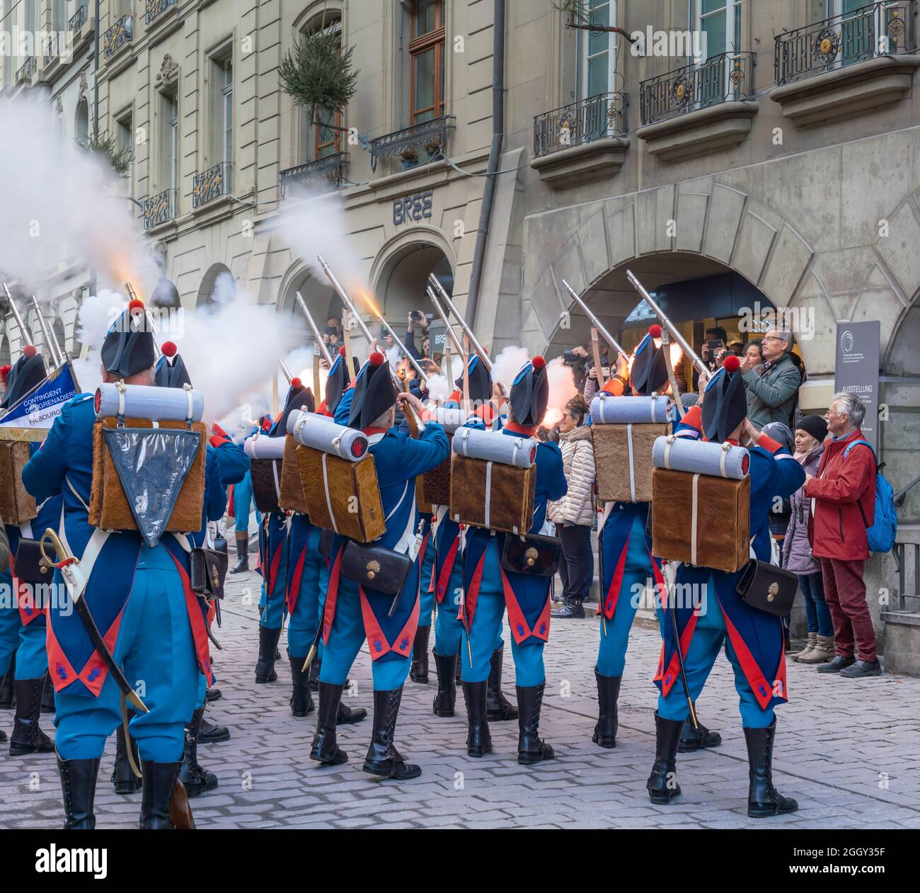 Tiri di fuoco sparati dai soldati svizzeri in costume tradizionale durante una sfilata di Zibelemarit Holiday (mercato delle cipolle) - Berna, Svizzera Foto Stock