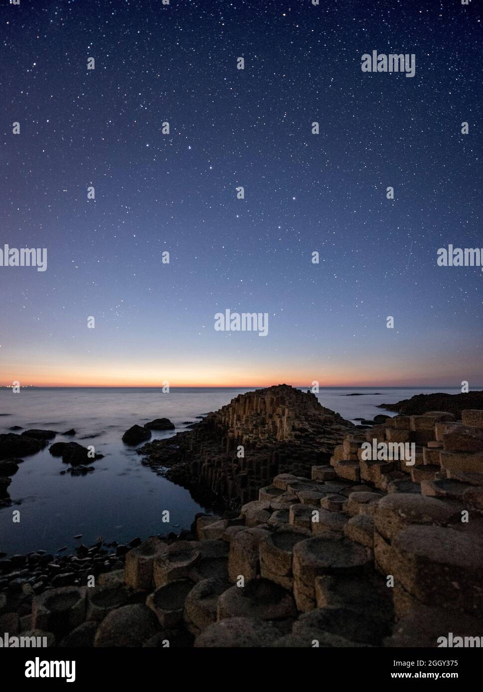 Costellazione di ardesi sul Selciato del gigante nella contea di Antrim, Irlanda del Nord Foto Stock