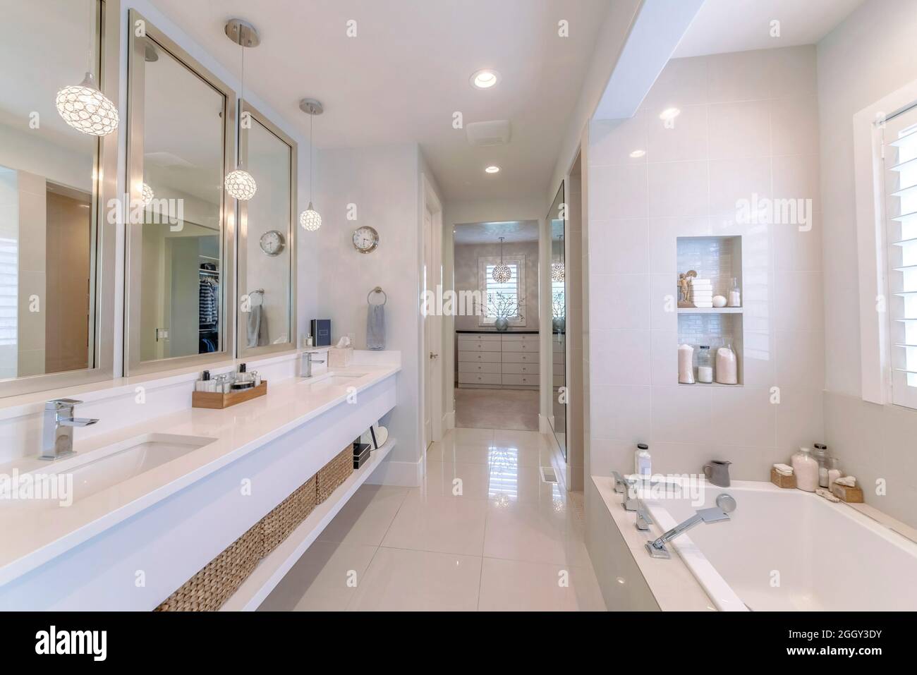 Bagno contemporaneo di lusso con illuminazione tutto bianco Foto Stock