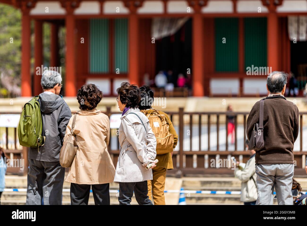 Nara, Giappone - 14 aprile 2019: Gruppo di turisti che guardano il famoso tempio Kofuku-ji Chu-Kondo Central Golden Hall in città Foto Stock