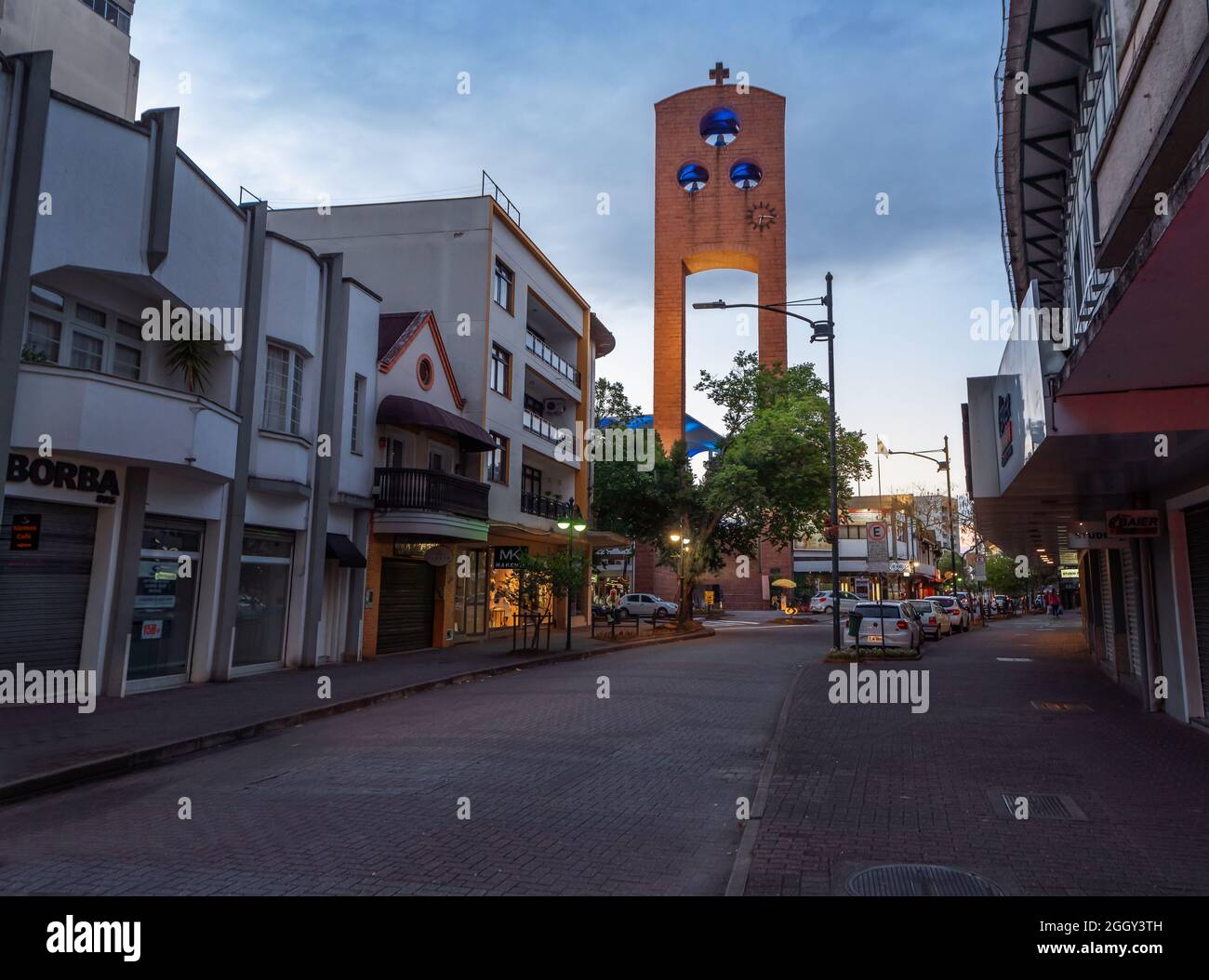 XV de Novembro Street e St. Paul la Cattedrale Apostolo (Catedral São Paulo Apóstolo) Campanile - Blumenau, Santa CA Foto Stock