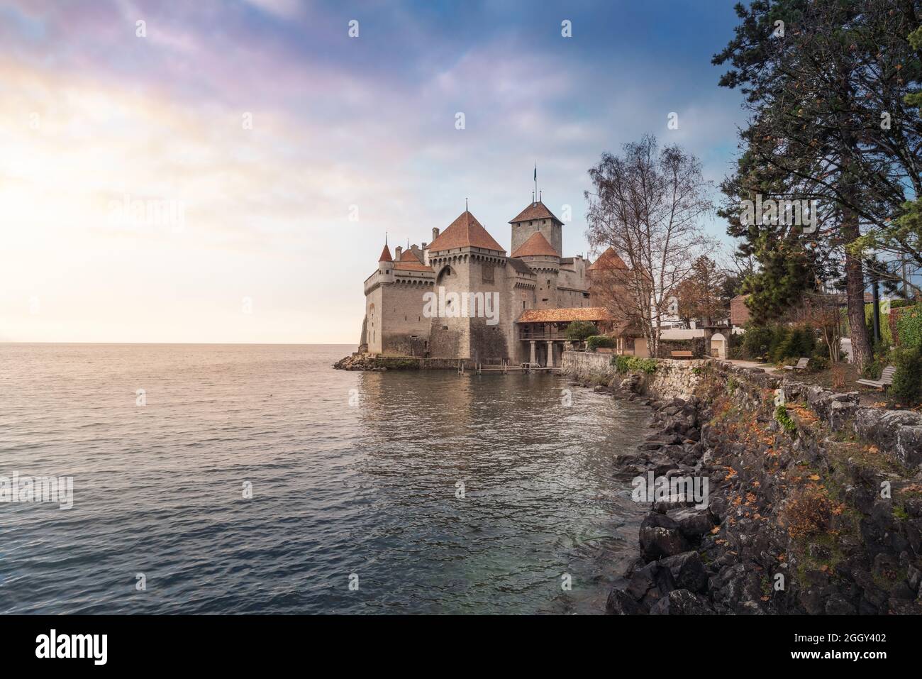 Castello di Chillon e Lago di Ginevra al tramonto - Cantone di Vaud, Svizzera Foto Stock