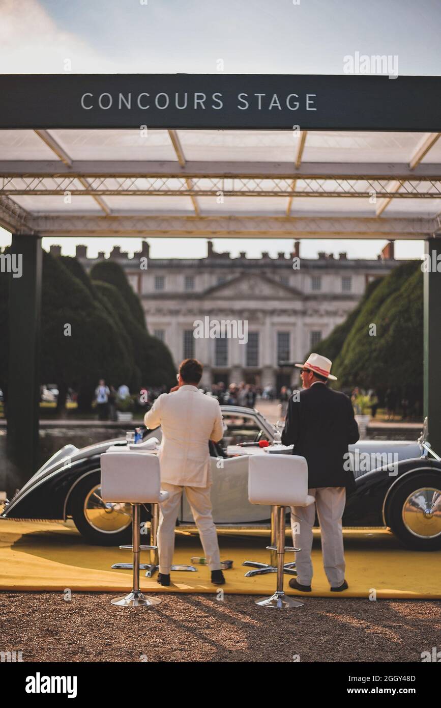 Hampton Court Palace, Londra, Regno Unito. 3 settembre 2021. Ospiti speciali e auto esotiche si riuniscono al Concours of Elegance, Hampton Court Palace di Londra. Credit: Kevin Bennett/Alamy Live News. Foto Stock