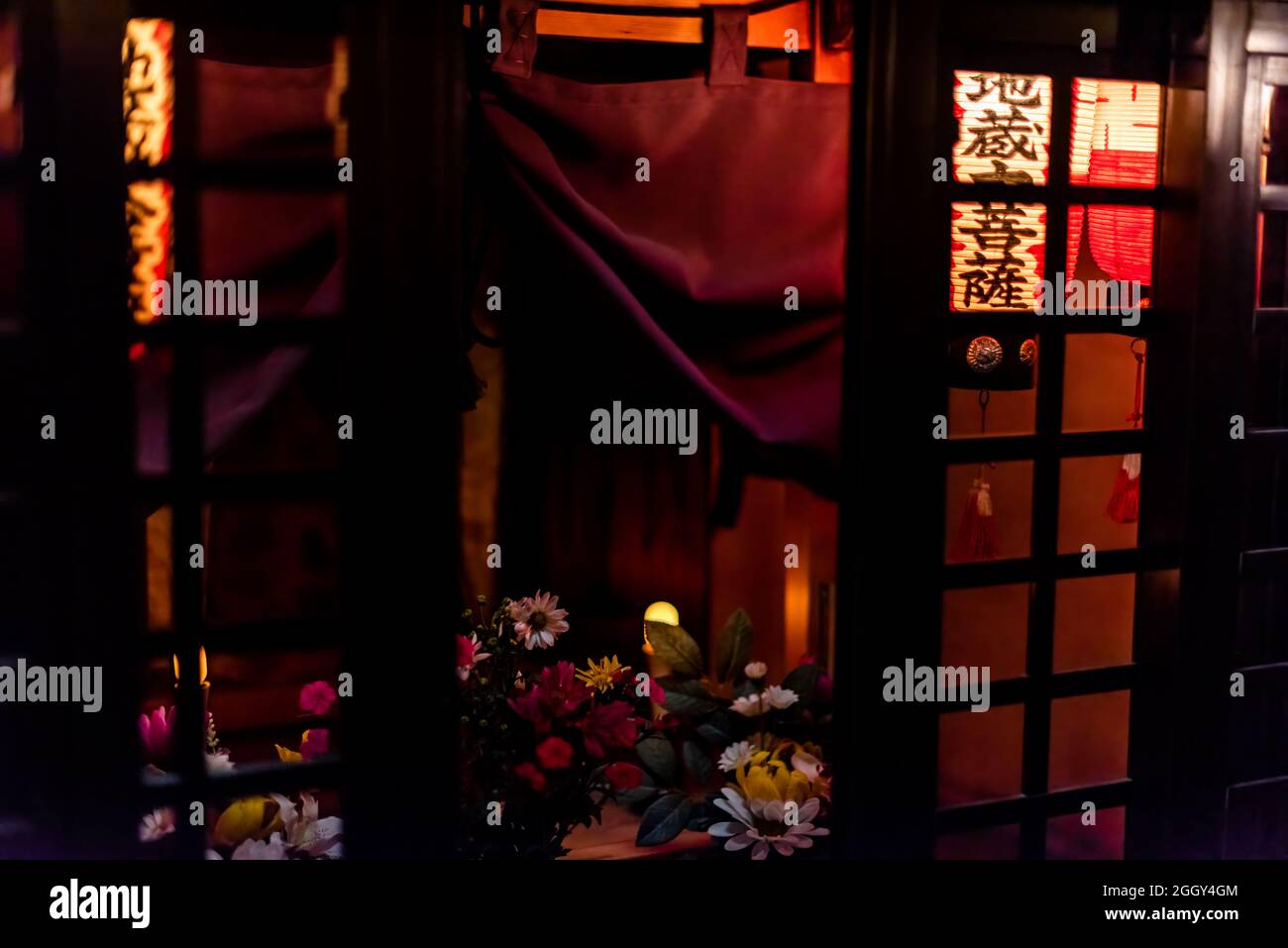 Kyoto, Giappone - 16 aprile 2019: Quartiere di Gion nella notte di sera buia con lampade di carta lanterne rosse illuminate all'ingresso della casa edificio e fare Foto Stock