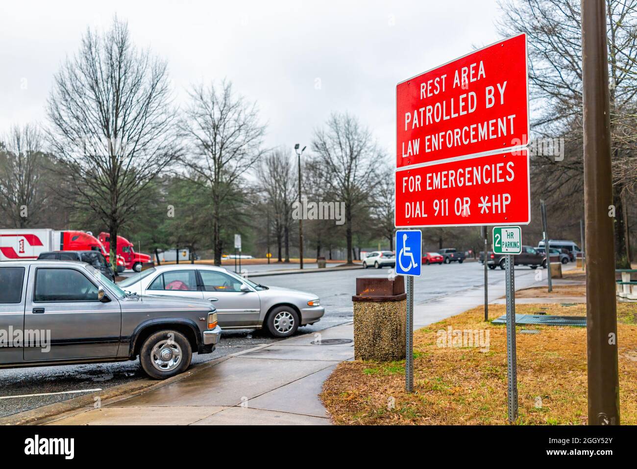Anderson, USA - 8 gennaio 2021: South Carolina SC zona di riposo in inverno con cartello per pattugliato dalla sicurezza delle forze dell'ordine in rosso e auto in parcheggio lo Foto Stock