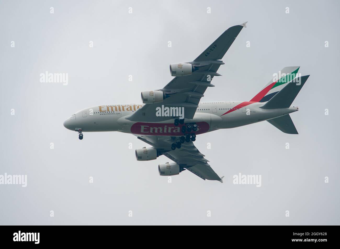 Windsor, Berkshire, Regno Unito. 3 settembre 2021. Un aereo Emirates Airbus A380-800. Era una mattinata intensa con gli arrivi degli aerei che atterravano a Londra Heathrow e volavano su Windsor. Michael o'Leary, Chief Executive di Ryanair ha chiesto che il sistema di semafori Covid-19 per i passeggeri sia demolito. Il sistema di governo è stato criticato perché crea confusione sulla necessità o meno di isolare i passeggeri. Credit: Maureen McLean/Alamy Foto Stock