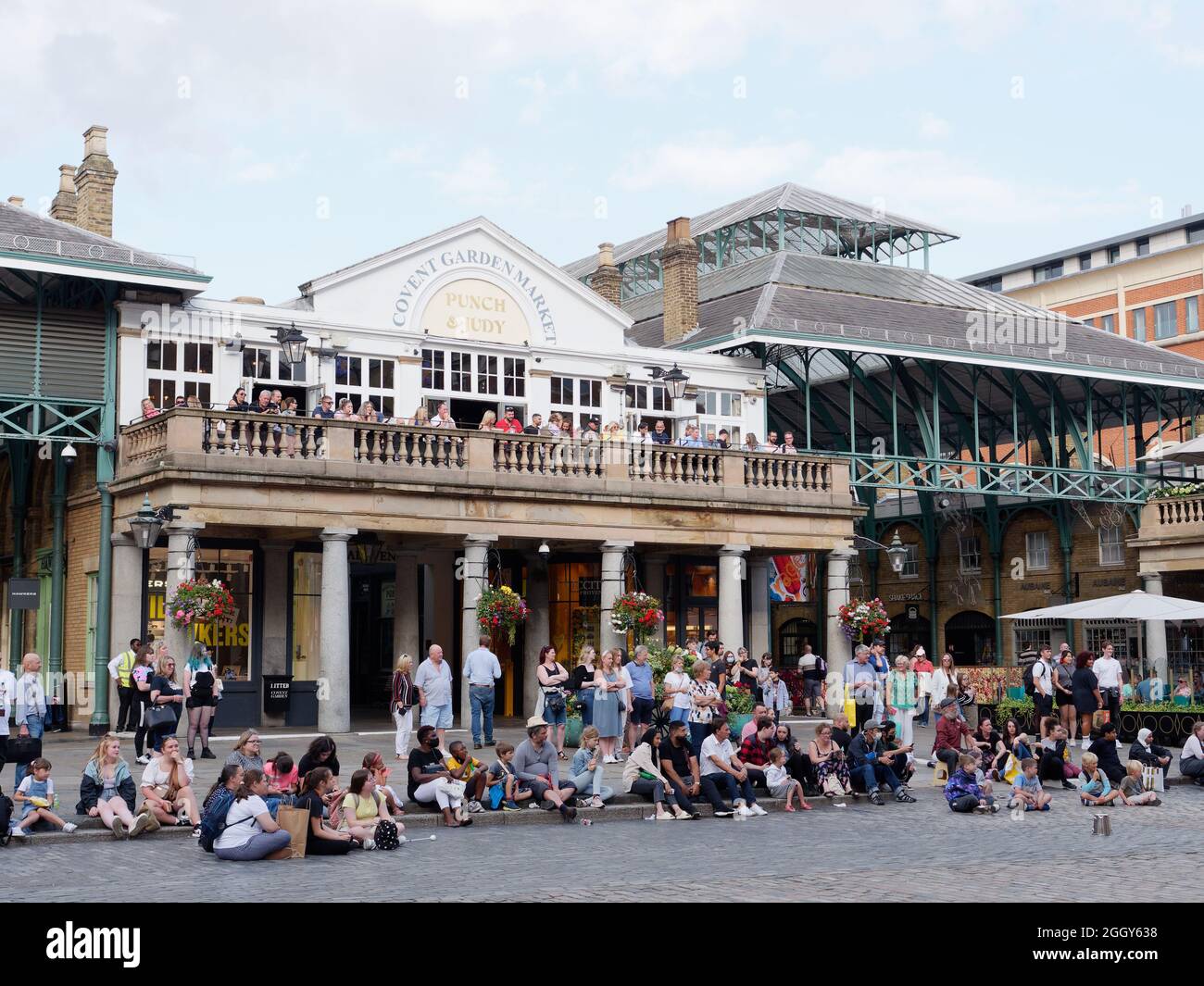 Londra, Greater London, Inghilterra, 24 2021 agosto: La folla si riunisce di fronte al mercato coperto e al pub Punch and Judy a Covent Garden. Foto Stock