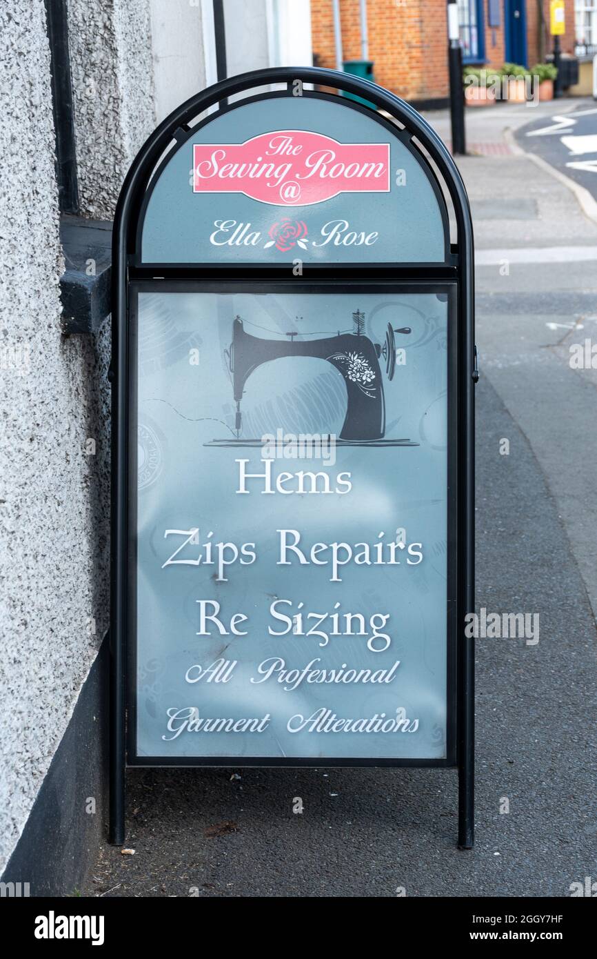 Cartello all'esterno del negozio personalizzato chiamato la Sewing Room sui servizi forniti dai loro marinai, Regno Unito Foto Stock