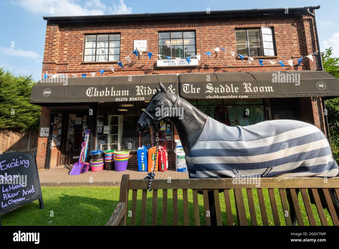 Chobham Rider e la Saddle Room, negozio di selleria nel villaggio di Chobham con sculture di cavalli all'esterno, Surrey, Inghilterra, Regno Unito Foto Stock