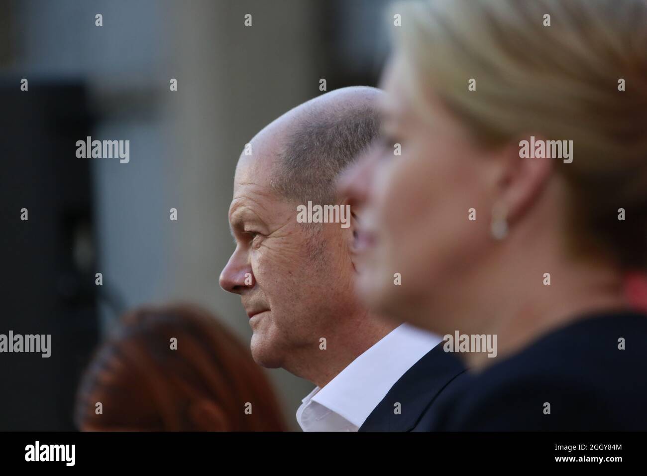 09/03/2021, Berlino, Germania, Ana-Maria Trăsnea (SPD), OLAF Scholz (SPD), Franziska Giffey (SPD), nella birreria all'aperto Zenner. Il candidato cancelliere OLAF Scholz (SPD) discute con OLAF Scholz, Franziska Giffey (SPD), Ana-Maria Trăsnea (SPD), Oliver Igel (SPD), candidato sindaco della Camera dei rappresentanti di Berlino su questioni attuali quali l'edilizia abitativa, l'uguaglianza e la migrazione. Foto Stock