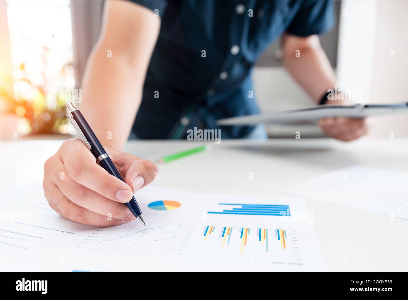 Contabile che lavora con dati finanziari e grafico di report. Concetto finanziario e di bilancio Foto Stock