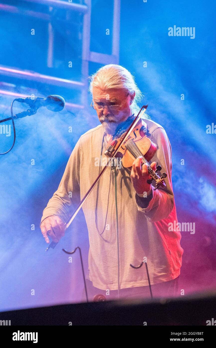 Kirklington, Nottinghamshire, Inghilterra, Regno Unito. 3 settembre 2021. La Big Band di Giggchiave si esibisce dal vivo sul palco al 14°. International Roots and Acoustic Music Festival nel piccolo villaggio di Nottinghamshire di Kirklington dopo 15 mesi di ritardo e cancellazioni a causa di covid19. Oltre 40 artisti si esibiranno in 4 giorni attirando alcuni dei più grandi nomi della scena musicale Roots e acustica, nonché talenti locali. Credit: Alan Beastall/Alamy Live News Foto Stock