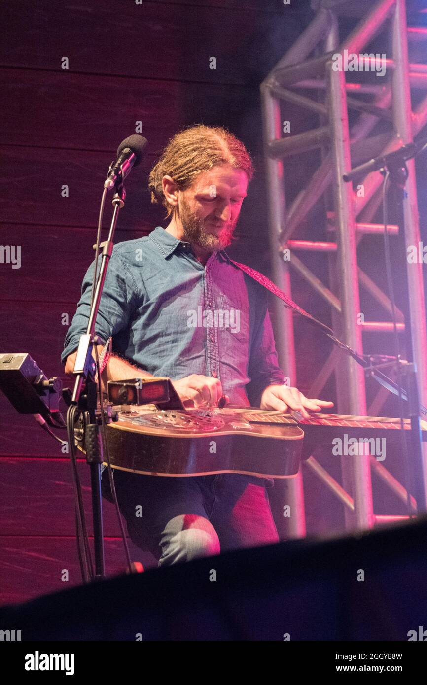 Kirklington, Nottinghamshire, Inghilterra, Regno Unito. 3 settembre 2021. La Big Band di Giggchiave si esibisce dal vivo sul palco al 14°. International Roots and Acoustic Music Festival nel piccolo villaggio di Nottinghamshire di Kirklington dopo 15 mesi di ritardo e cancellazioni a causa di covid19. Oltre 40 artisti si esibiranno in 4 giorni attirando alcuni dei più grandi nomi della scena musicale Roots e acustica, nonché talenti locali. Credit: Alan Beastall/Alamy Live News Foto Stock