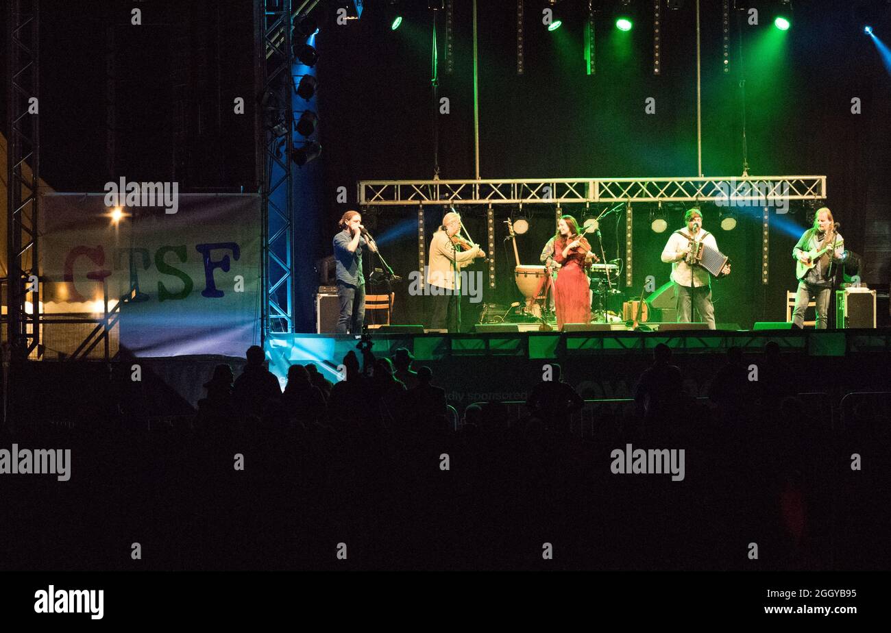 Kirklington, Nottinghamshire, Inghilterra, Regno Unito. 3 settembre 2021. La Big Band di Giggchiave si esibisce dal vivo sul palco al 14°. International Roots and Acoustic Music Festival nel piccolo villaggio di Nottinghamshire di Kirklington dopo 15 mesi di ritardo e cancellazioni a causa di covid19. Oltre 40 artisti si esibiranno in 4 giorni attirando alcuni dei più grandi nomi della scena musicale Roots e acustica, nonché talenti locali. Credit: Alan Beastall/Alamy Live News Foto Stock