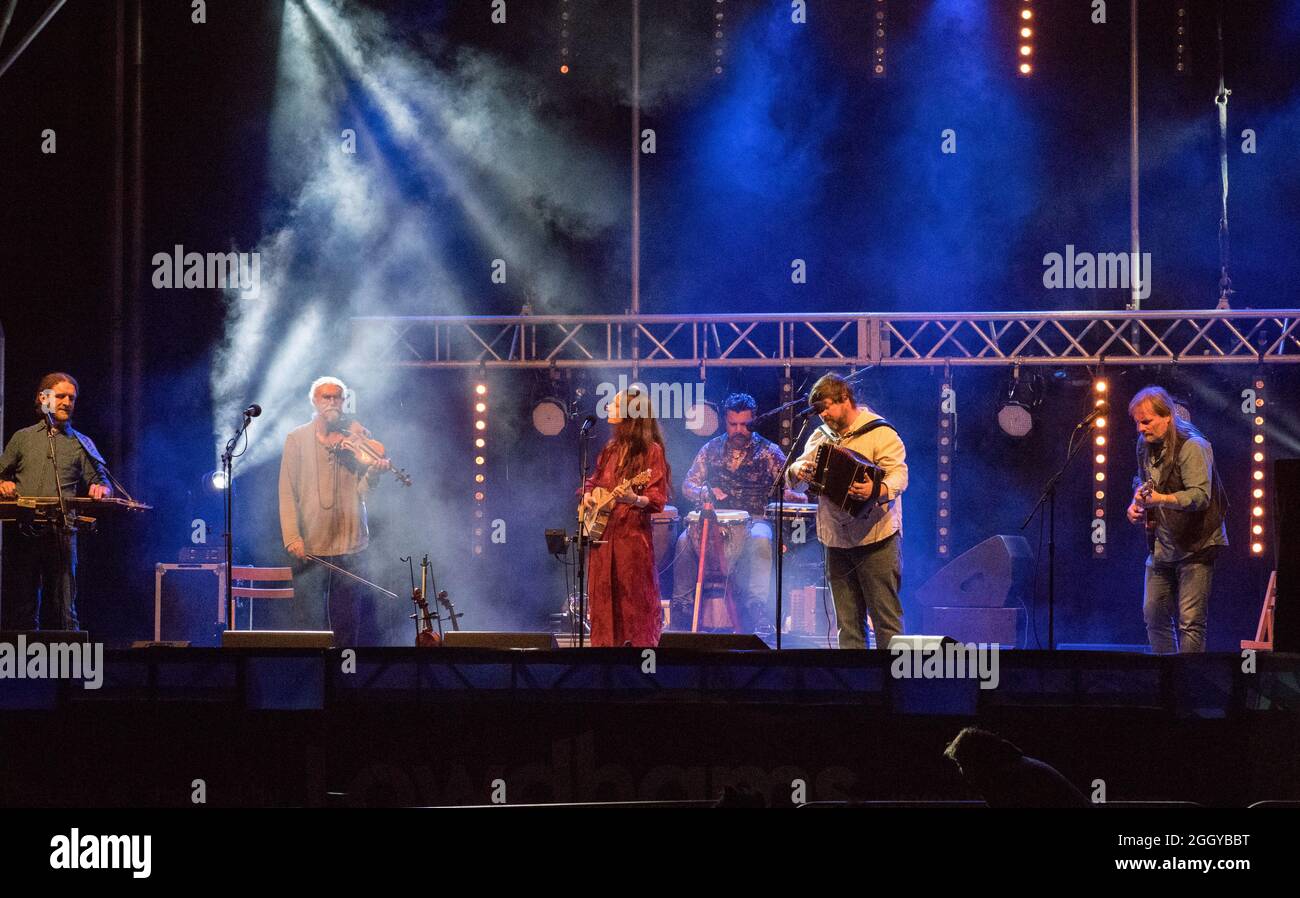 Kirklington, Nottinghamshire, Inghilterra, Regno Unito. 3 settembre 2021. La Big Band di Giggchiave si esibisce dal vivo sul palco al 14°. International Roots and Acoustic Music Festival nel piccolo villaggio di Nottinghamshire di Kirklington dopo 15 mesi di ritardo e cancellazioni a causa di covid19. Oltre 40 artisti si esibiranno in 4 giorni attirando alcuni dei più grandi nomi della scena musicale Roots e acustica, nonché talenti locali. Credit: Alan Beastall/Alamy Live News Foto Stock