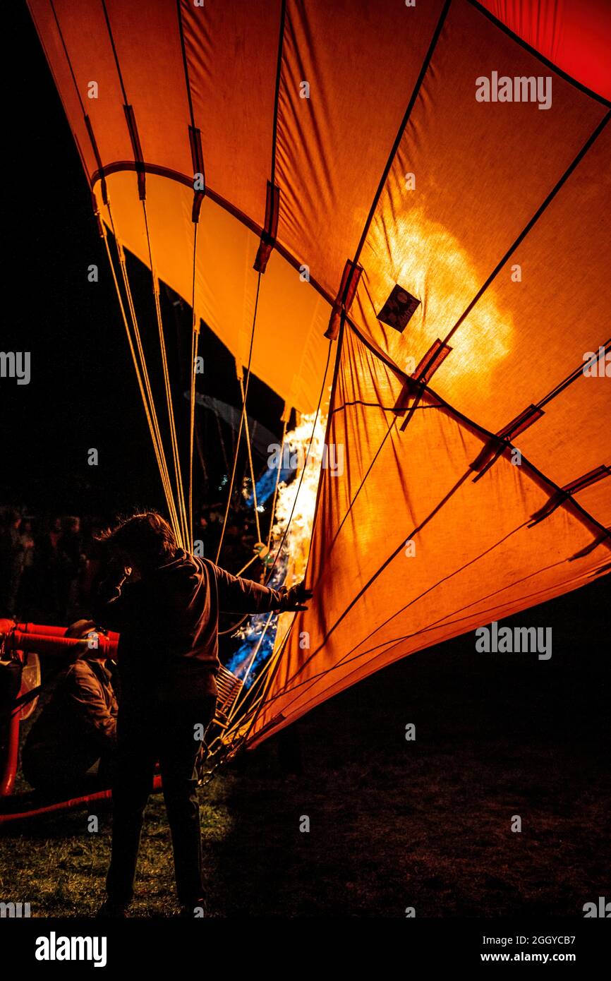 Equipaggio di gonfiare una mongolfiera con fiamma, Albuquerque International Balloon Fiesta di Albuquerque, Nuovo Messico USA Foto Stock