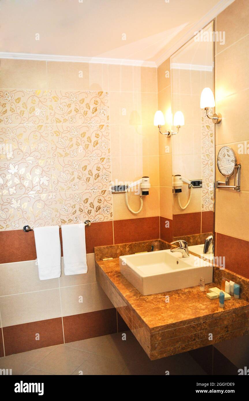 Moderno lusso e bagno pulito lavabo e design armadio Foto Stock