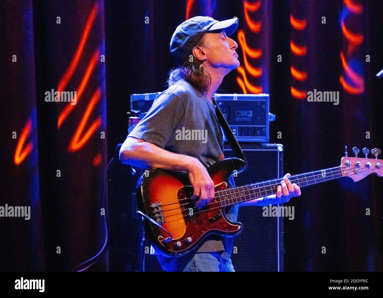 1 settembre 2021, Sellersville, Pennsylvania, USA: Il bassista Greg Rzab, che ha lavorato con Eric Clapton, Jeff Beck, Jimmy Page, Mark Knopfler, Joe Walsh, Carlos Santana, la Allman Brothers Band, Govâ't Mule e i Black Crowes, si esibisce con John Mayall. Alle 87:00, Mayall è ancora in tour e si esibisce qui al Sellersville Theatre di Sellersville, Pennsylvania. In una carriera musicale che si estende per oltre 60 anni, Mayall è il fondatore di John Mayall & the Bluesbreakers. La sua occasionale dimenticanza lo amava solo a gran parte della folla, che era simile in età. Il suo stato leggendario nel mondo blues era Foto Stock