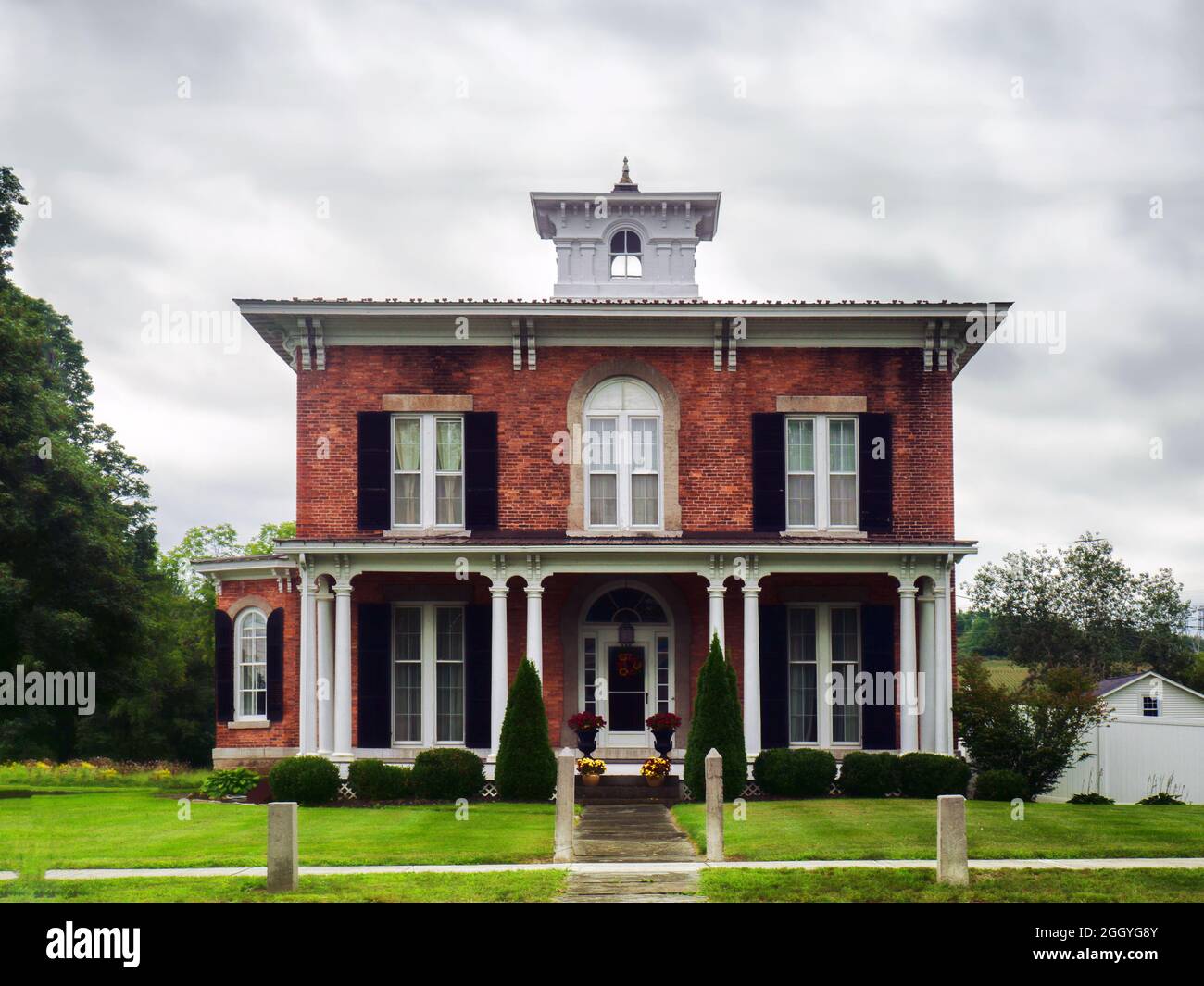Bella casa classica americana Foursquare in una piccola città upstate di New York Foto Stock