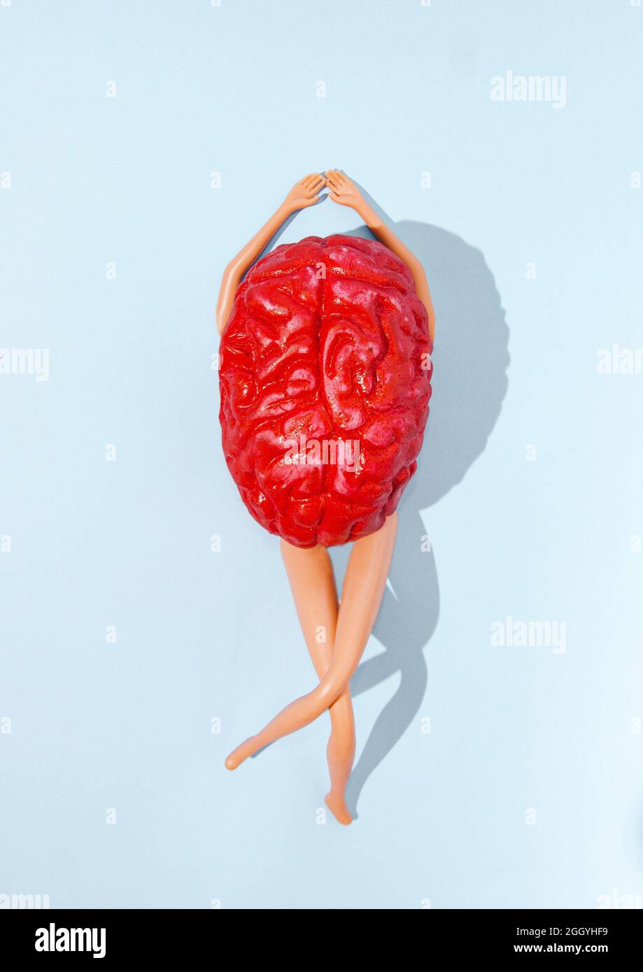 Cervello umano rosso con gambe e braccia su sfondo blu pastello. Mettete la vostra mente a vostro agio o in tempo per il concetto creativo di svago Foto Stock