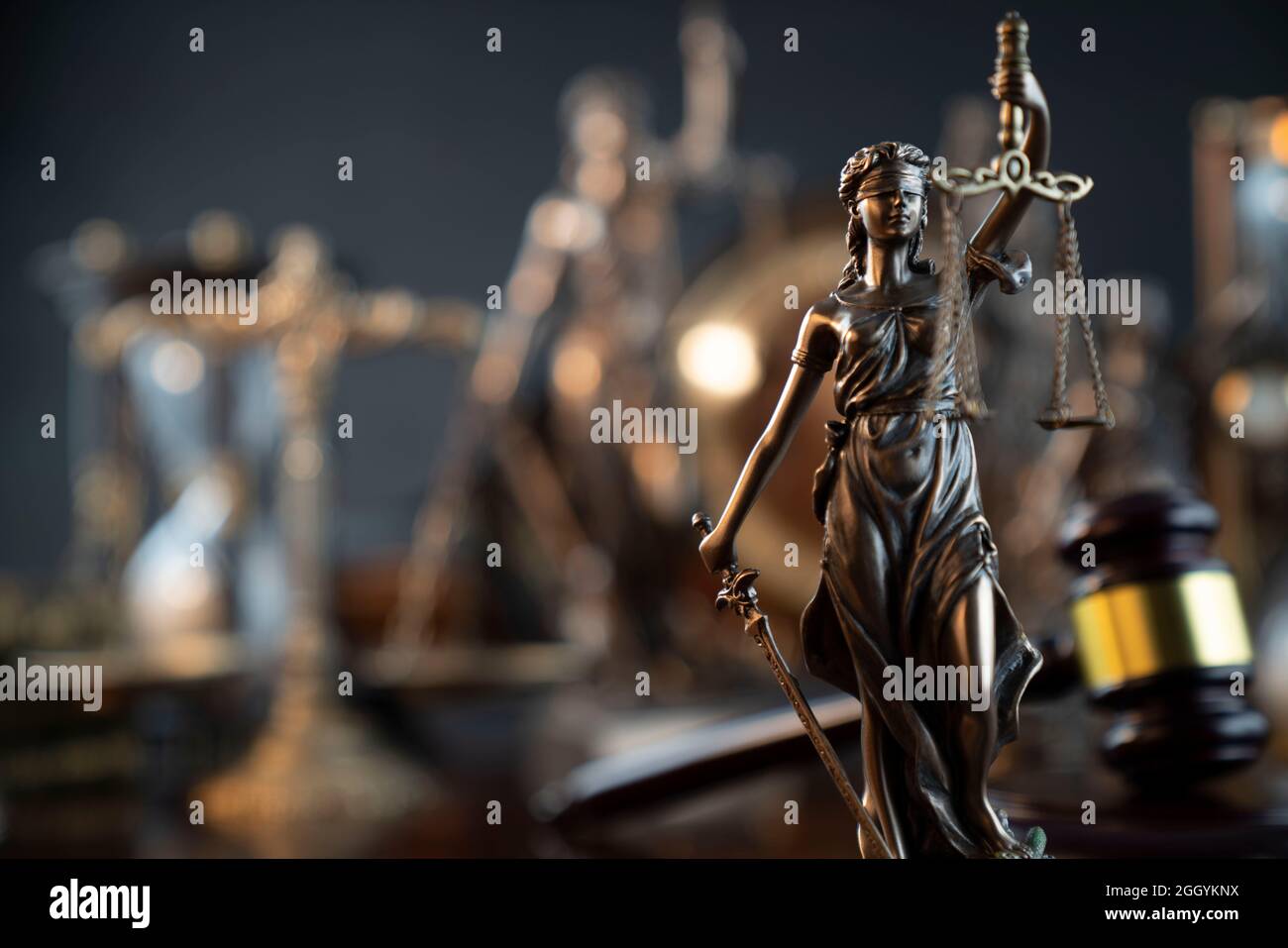 Concetto di diritto e giustizia. Composizione dei simboli di legge: Gavel del giudice, statua di Themis e scala. Foto Stock