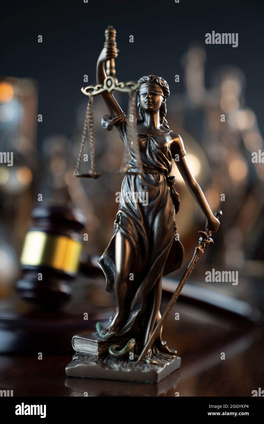 Concetto di diritto e giustizia. Composizione dei simboli di legge: Gavel del giudice, statua di Themis e scala. Foto Stock