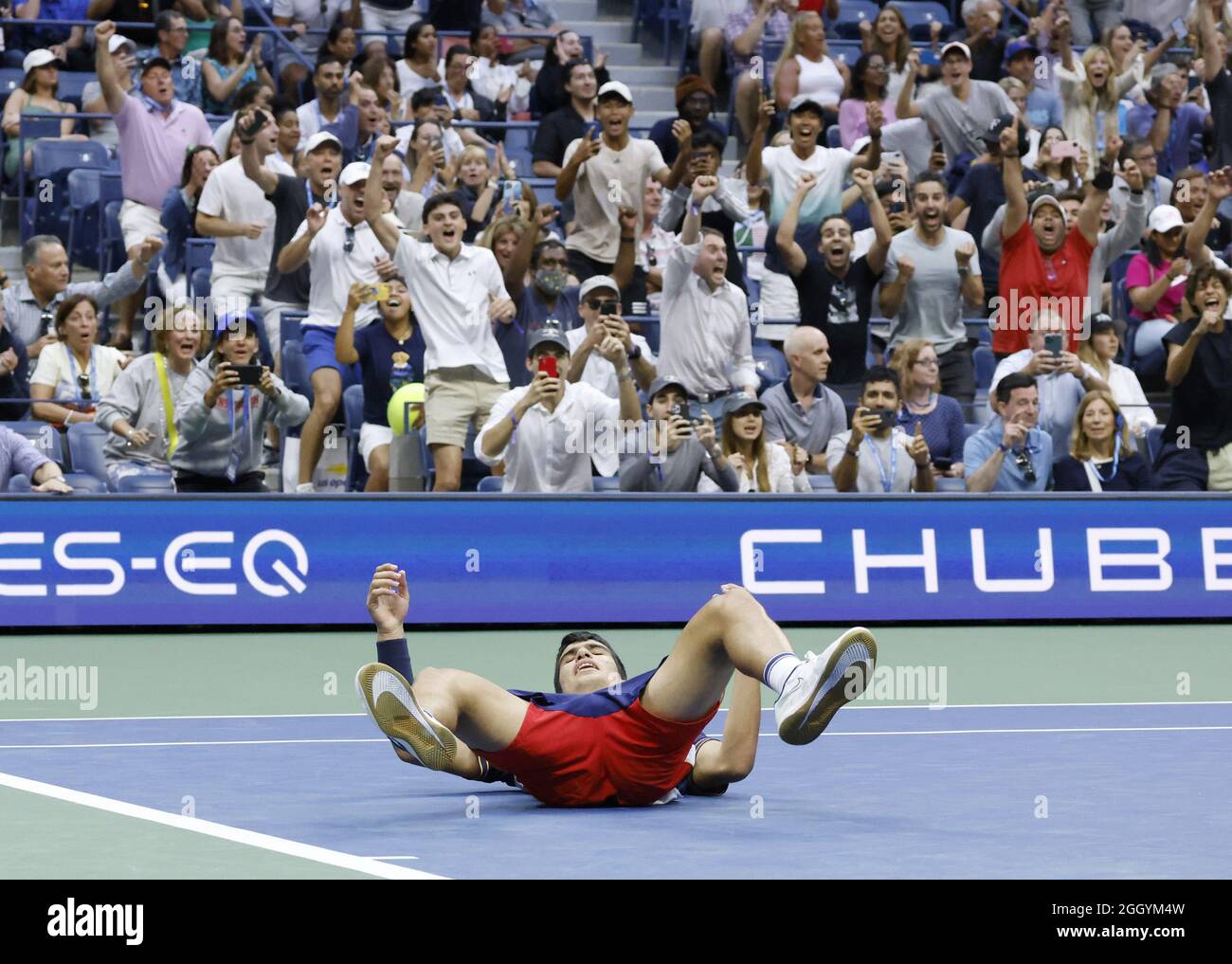 Flushing Meadow, USA. 03 Settembre 2021. Carlos Alcaraz Garfia di Spagna festeggia dopo il punto di incontro la sconfitta di Stefanos Tsitsipas di Grecia in 5 set in Arthur Ashe Stadium nel terzo round dei 2021 US Open Tennis Championships presso l'USTA Billie Jean King National Tennis Center venerdì 3 settembre 2021 a New York City. Foto di John Angelillo/UPI Credit: UPI/Alamy Live News Foto Stock