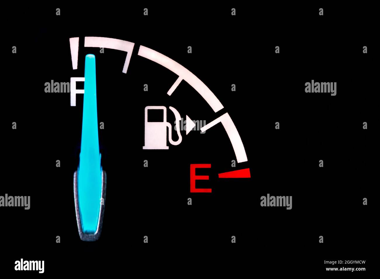 Indicatore di livello del carburante sul cruscotto della vettura. Concetto di risparmio di carburante, emissioni di carbonio e prezzo della benzina Foto Stock