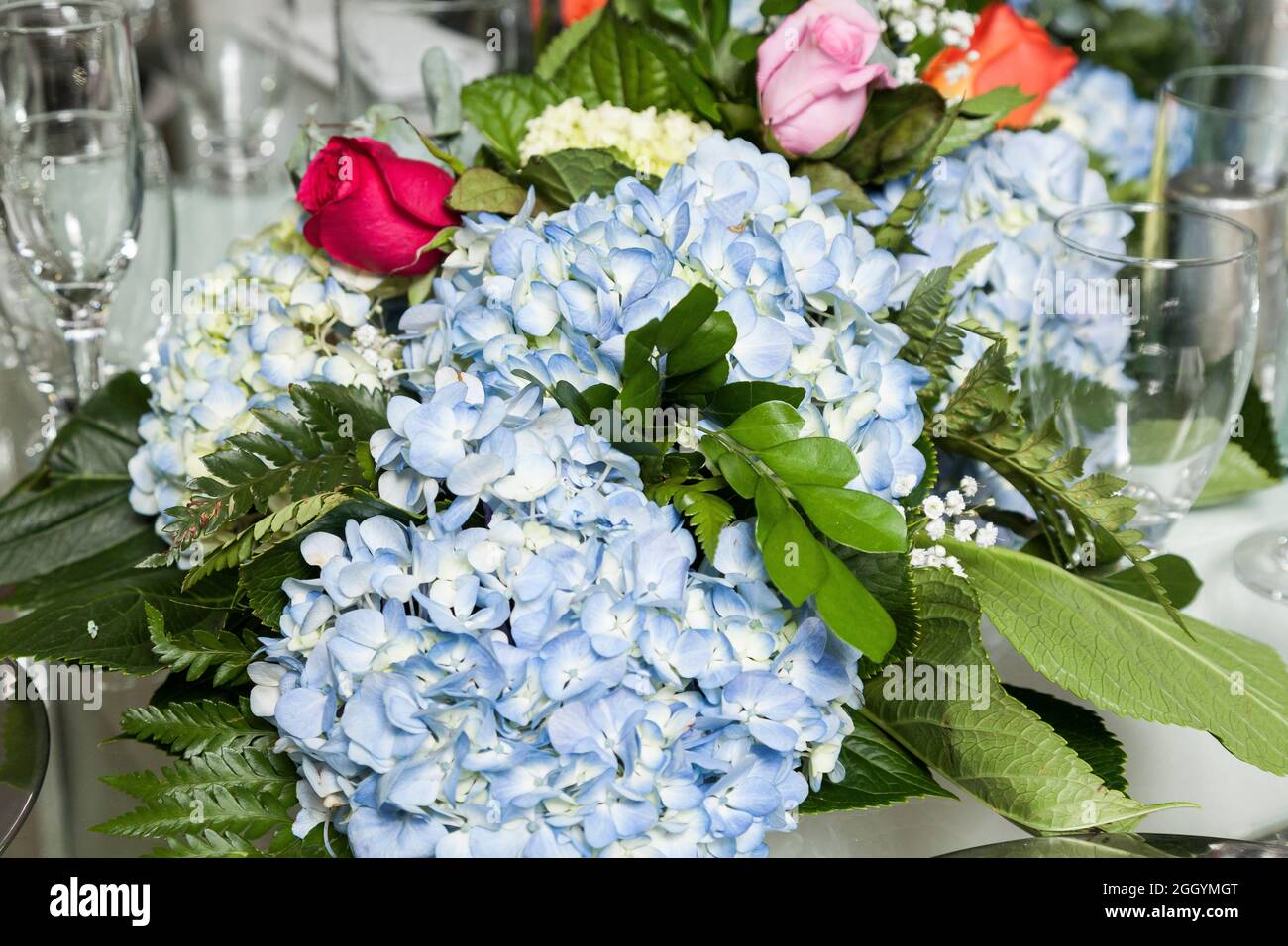 Sala eventi sociali decorata con fiori di ortangea. Foto Stock