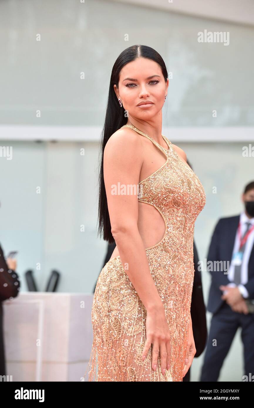 Venezia, Italia. 03 Settembre 2021. VENEZIA, ITALIA - SETTEMBRE 03:Adriana Lima partecipa al tappeto rosso del film 'Dune' durante il 78° Festival Internazionale del Cinema di Venezia, il 03 Settembre 2021 a Venezia, Italia. Credit: dpa/Alamy Live News Foto Stock