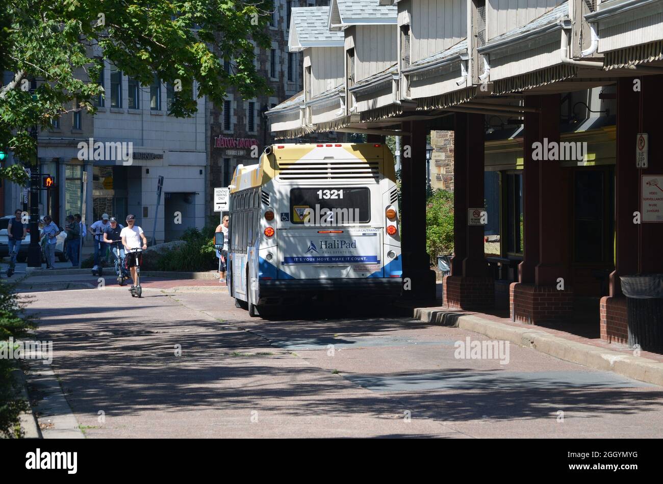 Halifax linea di transito #2 autobus abitazione a Water Street Terminal nel centro di Halifax, Nuova Scozia (agosto 2021) Foto Stock