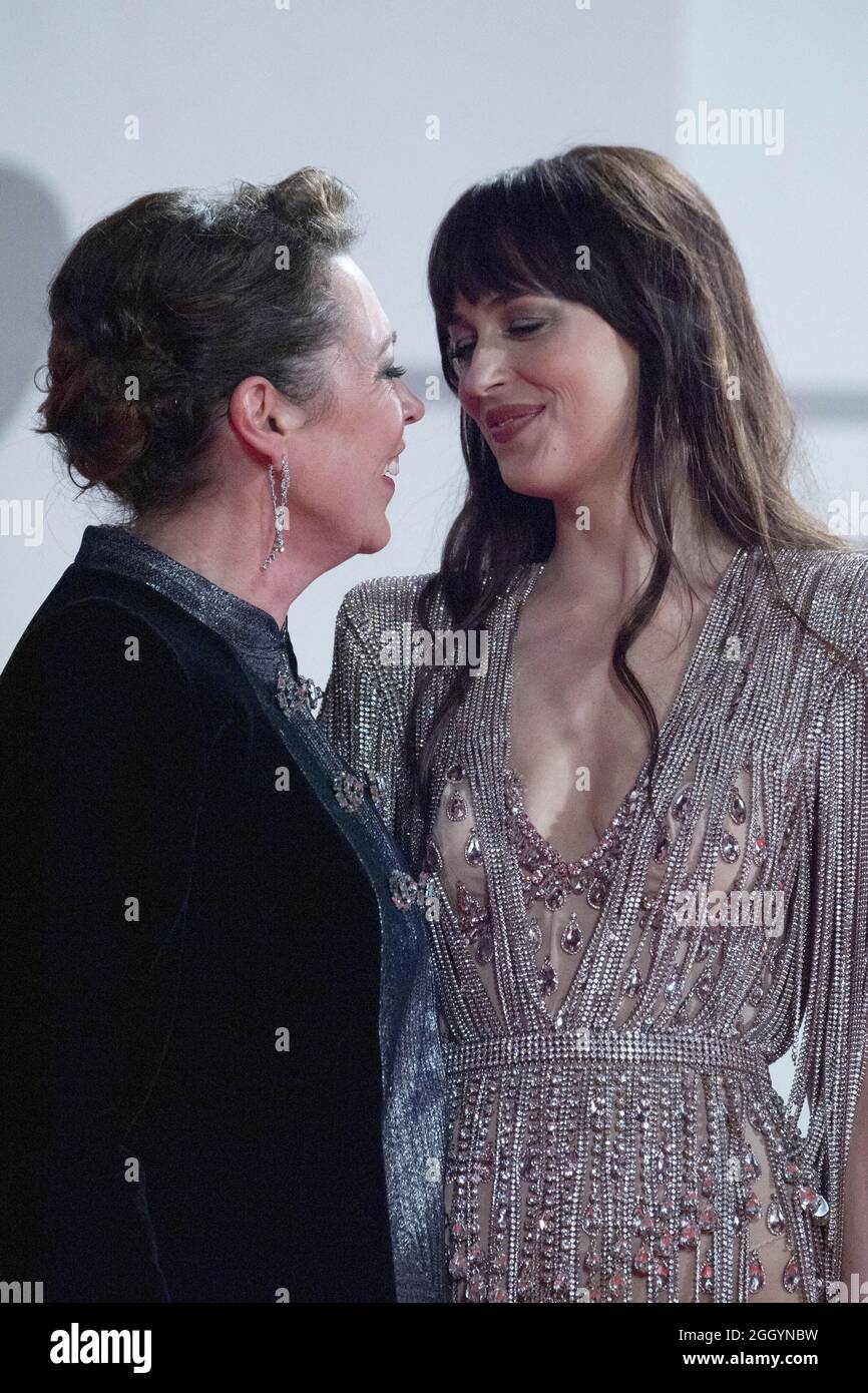 Olivia Colman e Dakota Johnson hanno partecipato al Lost Daughter Premiere nell'ambito del 78° Festival Internazionale del Cinema di Venezia, il 03 settembre 2021. Foto di Aurore Marechal/ABACAPRESS.COM Foto Stock