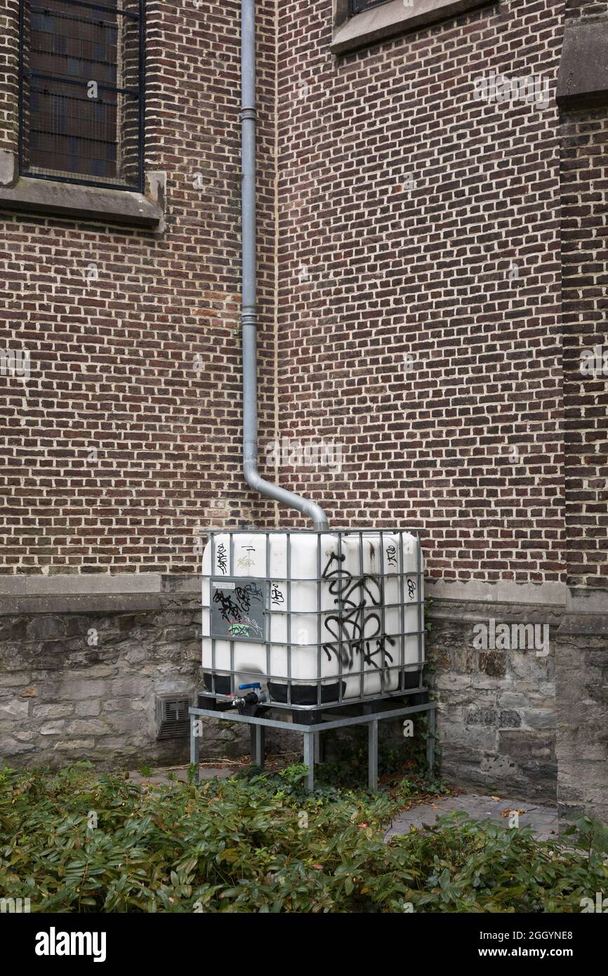 Serbatoi di stoccaggio dell'acqua per immagazzinare l'acqua proveniente dal beccuccio di un edificio di chiesa a Gand, in Belgio Foto Stock