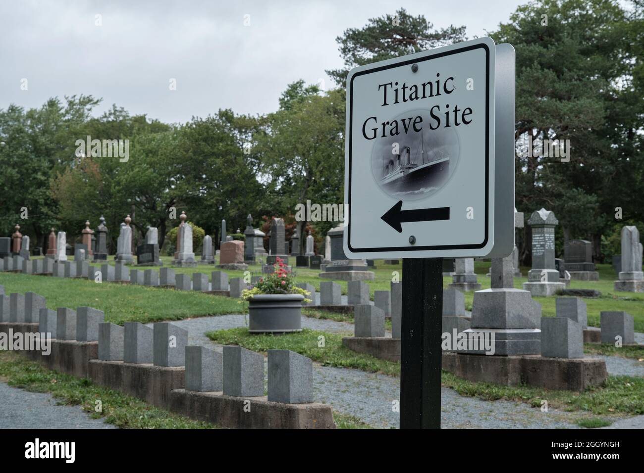 Halifax, Nuova Scozia: Il sito della tomba del Titanic presso il cimitero dei prati di Fairview. Cartello che indica la direzione del cimitero Foto Stock