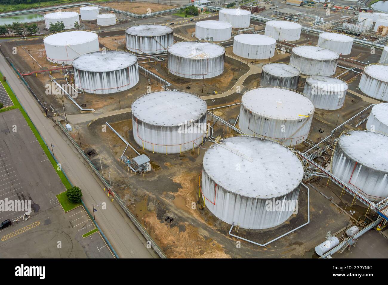 Raffineria di petrolio dall'alto nella zona industriale del serbatoio dell'olio oleodotti industriali un impianto l'attrezzatura Foto Stock