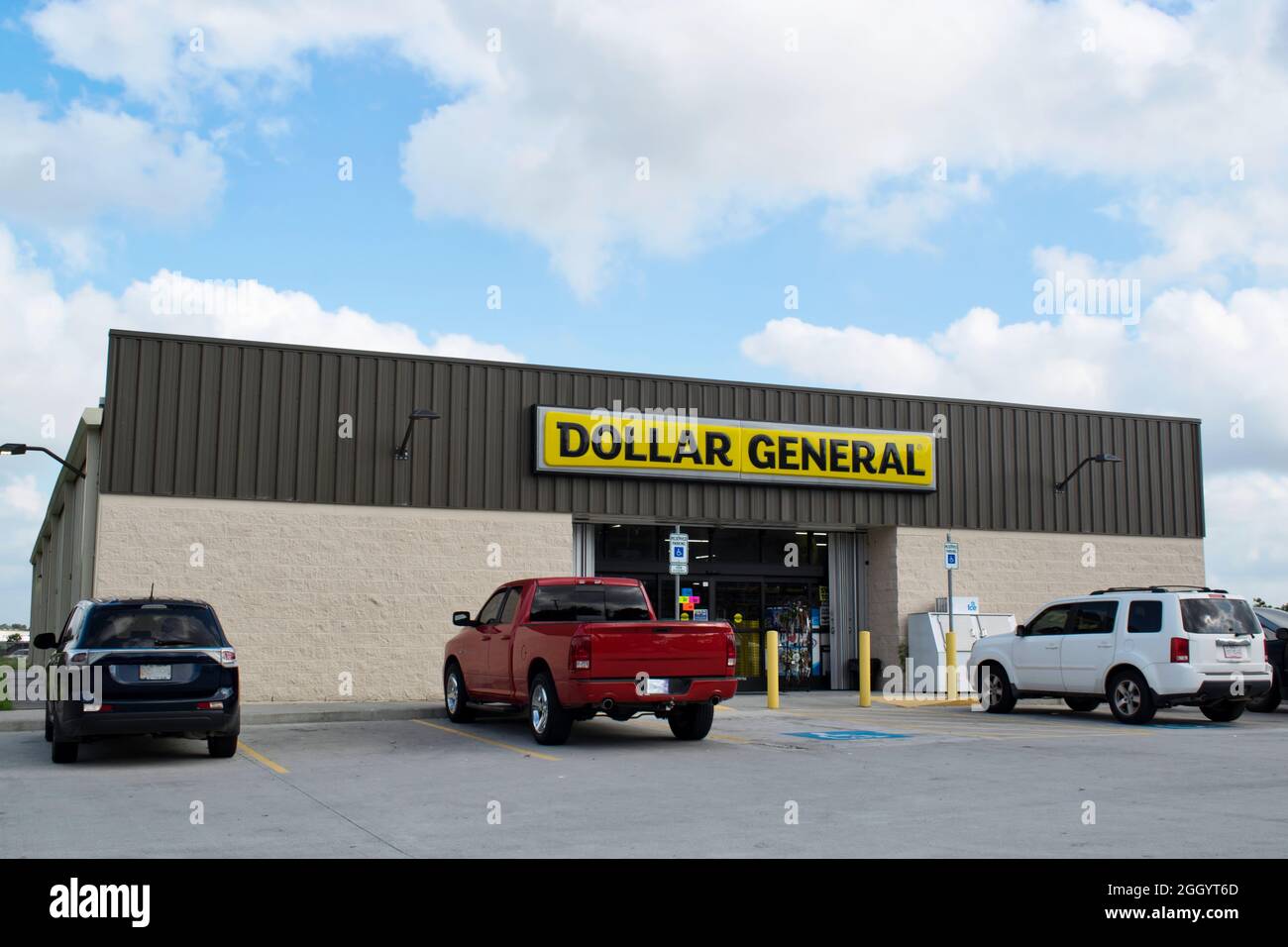 Houston, Texas USA 08-14-2019: Dollar General Variety store esterno e parcheggio in Humble, Texas. Foto Stock