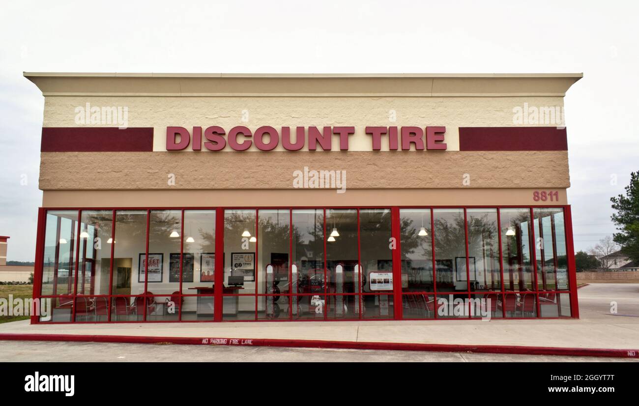 Humble, Texas USA 01-01-2020: Sconto esterno del negozio di pneumatici in Humble, Texas. Foto Stock