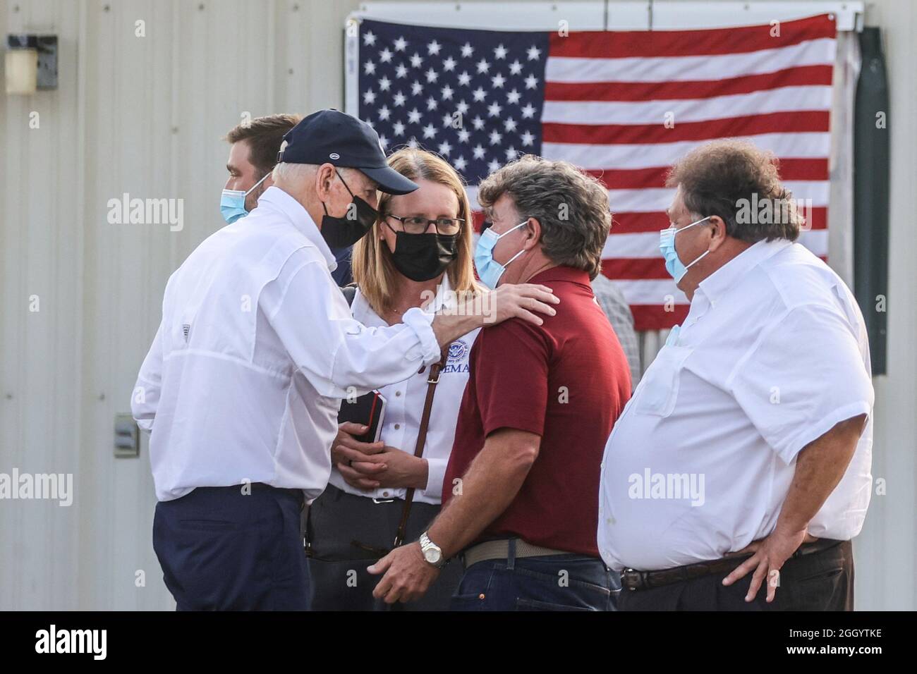 Il presidente degli Stati Uniti Joe Biden saluta dopo il suo incontro con i leader locali delle comunità colpite dall'uragano Ida a Galliano, Louisiana, USA, 3 settembre 2021. REUTERS/Jonathan Ernst Foto Stock
