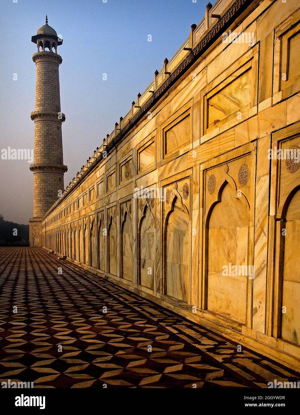 Taj Mahal parete laterale, pavimento piastrellato e torre Foto Stock