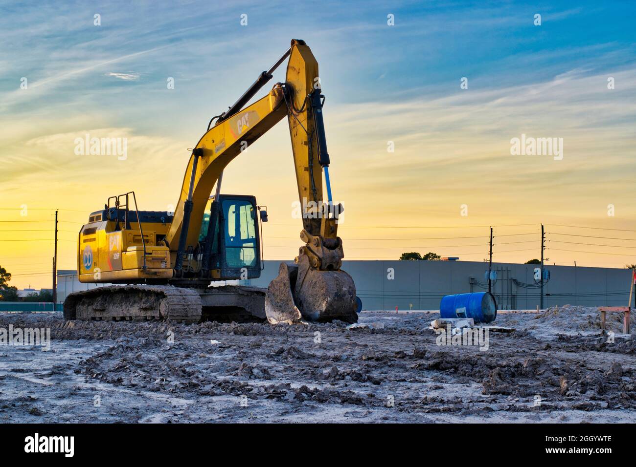Houston, Texas USA 11-03-2019: Un escavatore cingolato scavatore seduto immobile al tramonto su un cantiere a Houston, Texas. Foto Stock