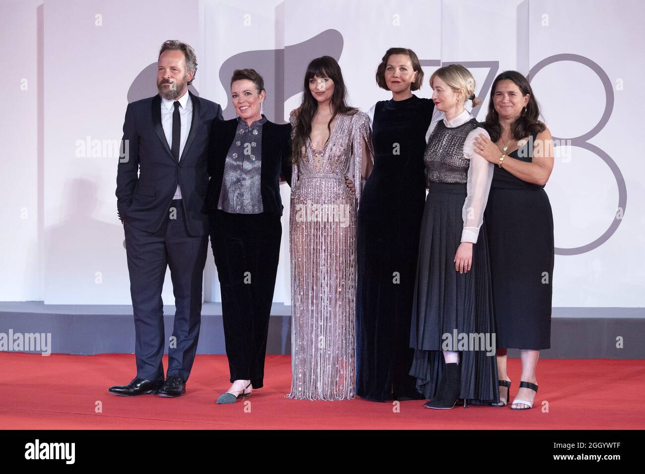 Venezia, Italia. 03 Settembre 2021. Peter Sarsgaard, Olivia Colman, Dakota Johnson, Maggie Gyllenhaal, Alba Rohrwacher e Talia Kleinhendler hanno partecipato alla Lost Daughter Premiere nell'ambito del 78° Festival Internazionale del Cinema di Venezia, il 03 settembre 2021. Photo by Paolo Cotello/imageSPACE Credit: Imagespace/Alamy Live News Foto Stock