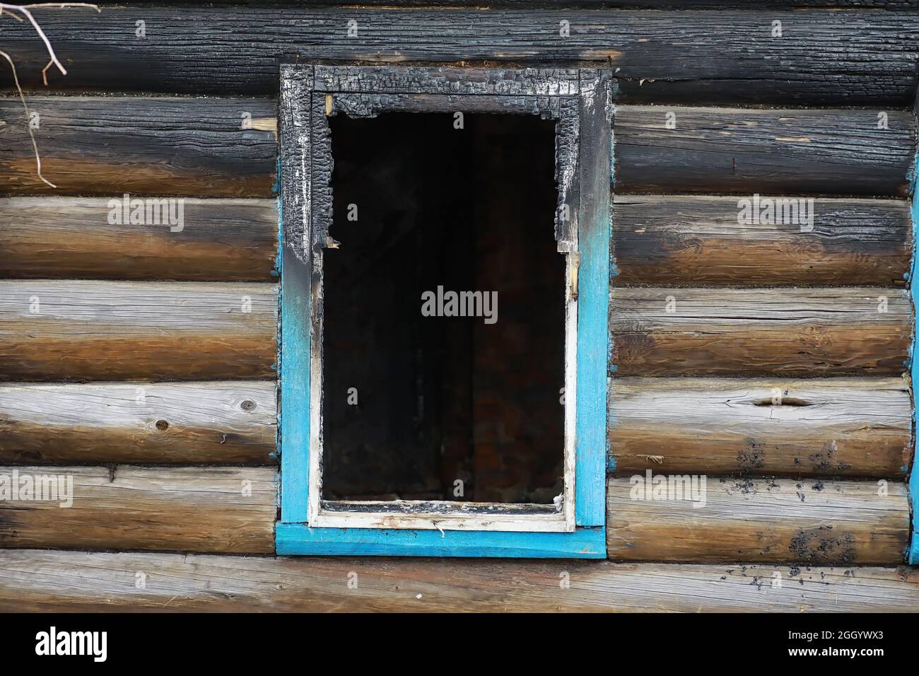 Casa di legno dopo il fuoco. Coals sui registri. Le ceneri della casa dal fuoco. Bruciato distrutto cottage. Foto Stock