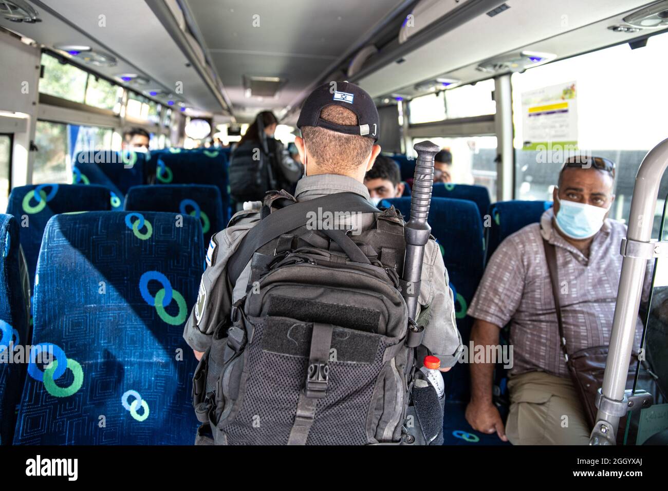 Gerusalemme est, Israele. 03 Settembre 2021. Forze armate di difesa israeliana soldati dell'unità di controllo delle frontiere, che applicano le restrizioni del trasporto pubblico del Covid-19 a Gerusalemme Est. Infliggere multe a coloro che non indossano una maschera. Secondo i conducenti di autobus - questo è un evento casuale nelle ultime settimane nelle aree palestinesi della città. Palestina / Israele, Gerusalemme. 3 settembre 2021. Credit: Matan Golan/Alamy Live News Foto Stock