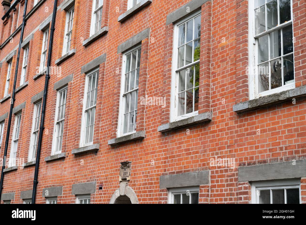 DUBLINO, IRLANDA - 9 AGOSTO 2017;edificio storico in mattoni rossi conosciuto come file rubriche di finestre appese doppie in facciata in mattoni ora utilizzato per gli studenti accomm Foto Stock