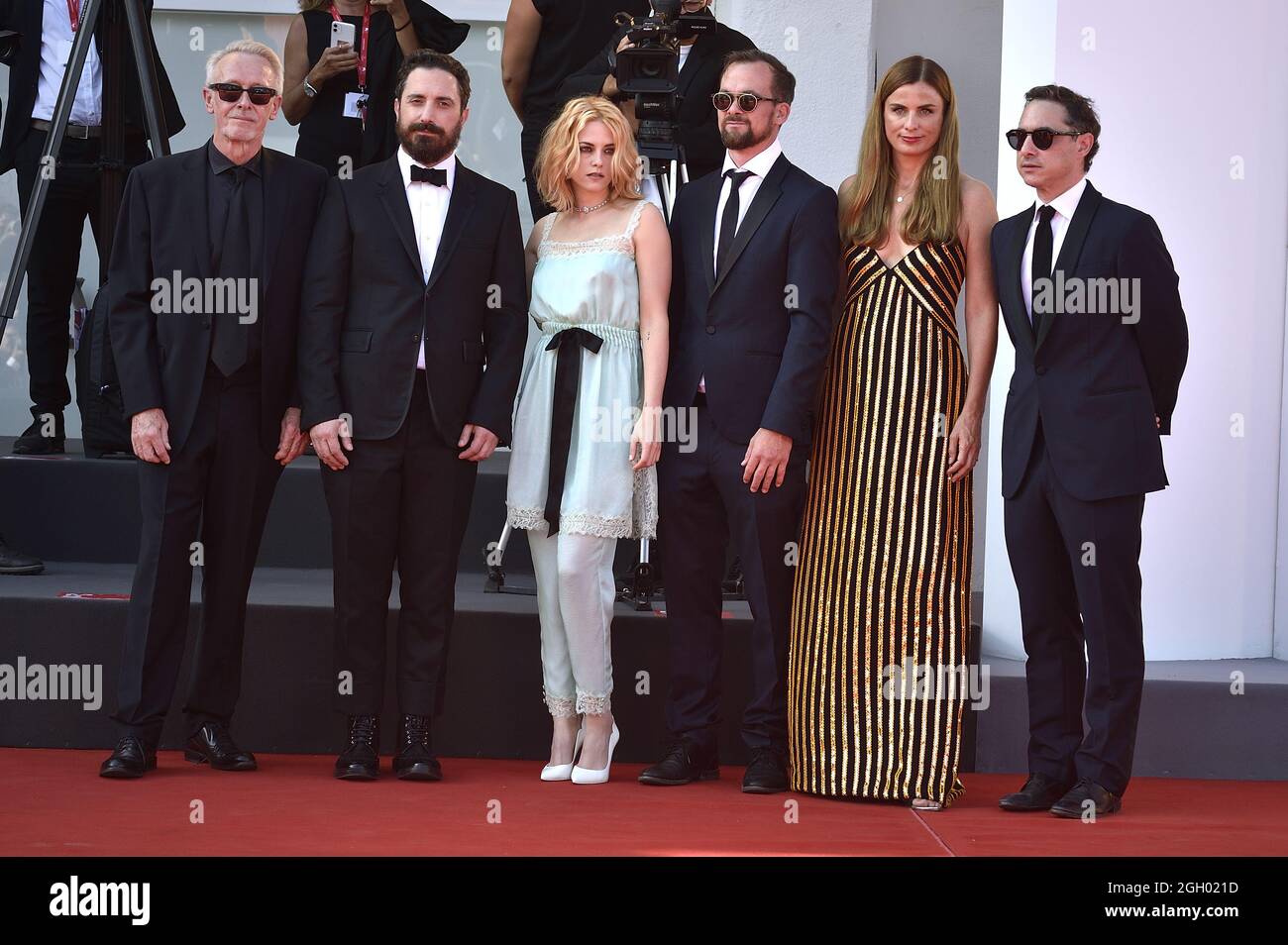 Venezia, Italia. 03 Settembre 2021. Paul Webster, direttore Pablo Larraín, Kristen Stewart, Janine Jackowski, Jonas Dornbach, E Juan de Dios Larraín partecipano al tappeto rosso del film 'Spencer' durante il 78° Festival Internazionale del Cinema di Venezia venerdì 3 settembre 2021 a Venezia, Italia. Foto di Rocco Spaziani/UPI Credit: UPI/Alamy Live News Foto Stock