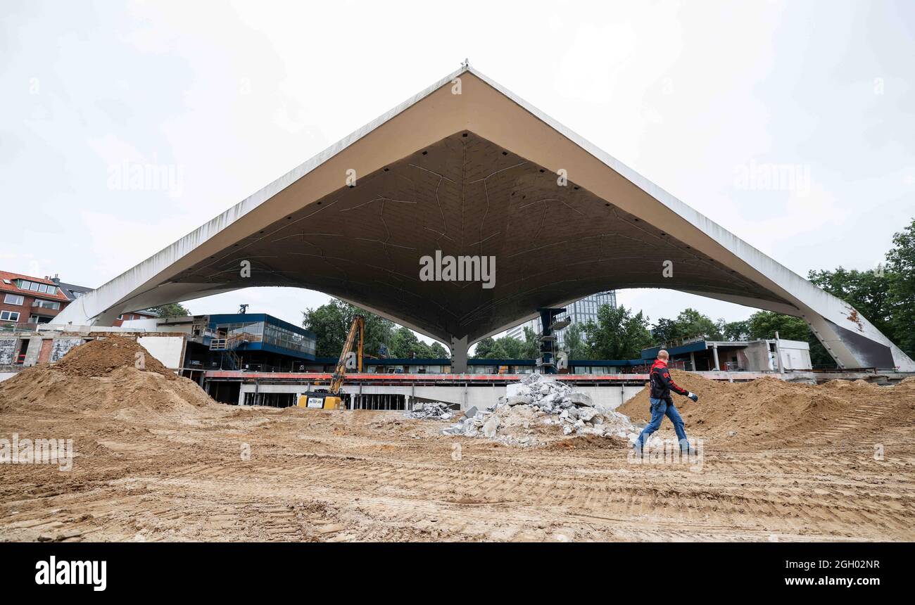 Amburgo, Germania. 2 settembre 2021. Un lavoratore cammina oltre il tetto della sala da nuoto Alster sul cantiere. Il rinnovamento centrale della sala, che ha aperto nel 1973 e costa 80 milioni di euro, sta compiendo buoni progressi. La piscina, che è stata chiusa dal 2020, è uno dei più grandi cantieri di piscine d'Europa, secondo l'operatore Bäderland. Credit: Christian Charisius/dpa/Alamy Live News Foto Stock