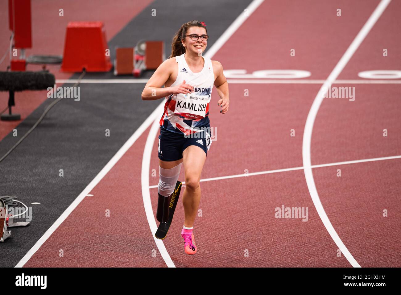 TOKYO, GIAPPONE. 3 settembre 2021. Sophie Kamlish della Gran Bretagna compete a WomenÕs 100m - T64 finale durante gli eventi di pista e campo - Tokyo 2020 Paralimpiadi allo Stadio Olimpico Venerdì 03 settembre 2021 a TOKYO, GIAPPONE. Credit: Taka G Wu/Alamy Live News Foto Stock